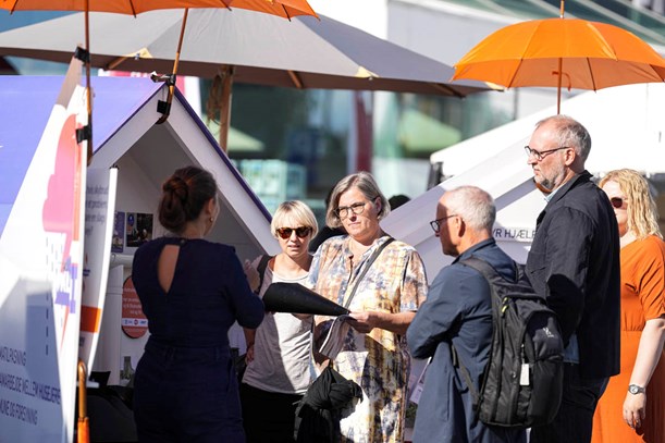 lille flok mennesker mødes ved telt med OpEn-rådgiver på Klimafolkemødet